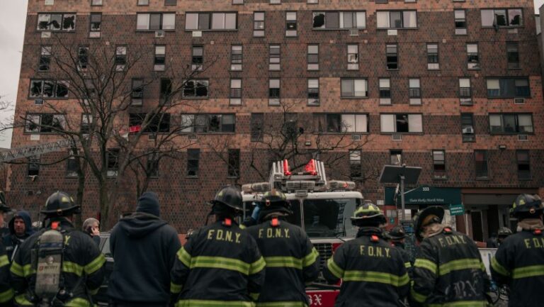 Mueren 19 personas al incendiarse un edificio de apartamentos en Nueva York