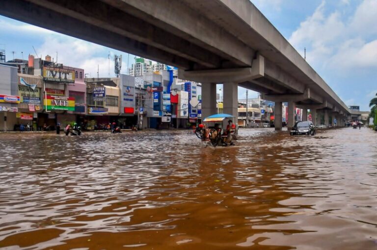 Evacúan a miles de personas por inundaciones en Indonesia