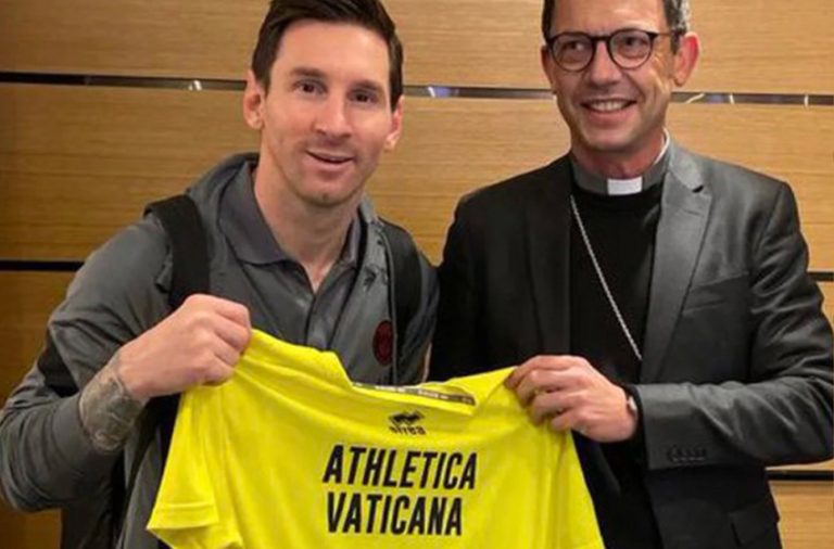Messi recibió una camisa de Athletica Vaticana firmada por el Papa Francisco