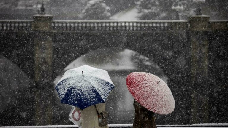 Inusual nevada en Tokio cubre santuarios y obliga a cancelar vuelos