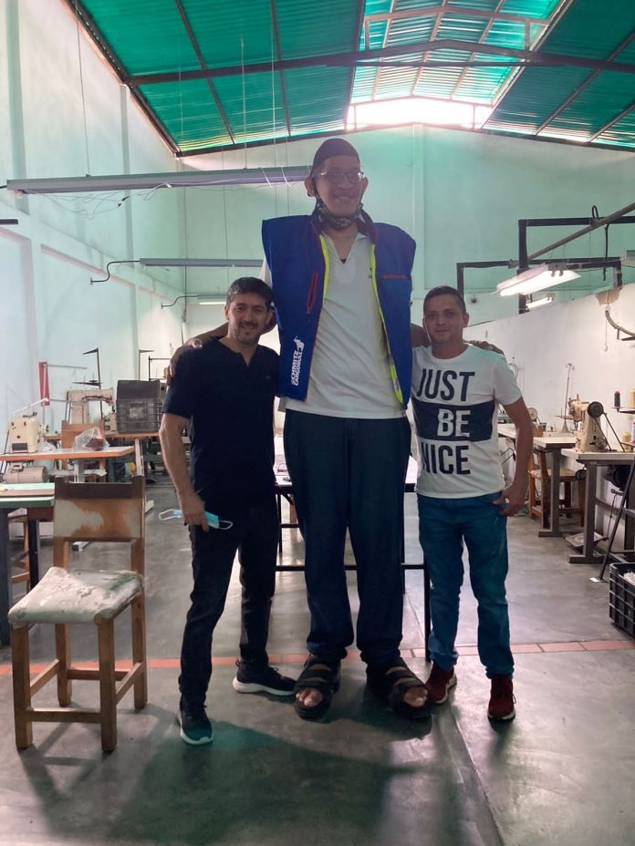 Hermanos tachirenses fabricarán los zapatos al hombre con los pies más grandes del mundo