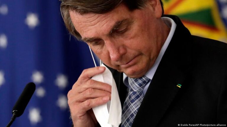 Bolsonaro supera obstrucción intestinal: se mantiene hospitalizado
