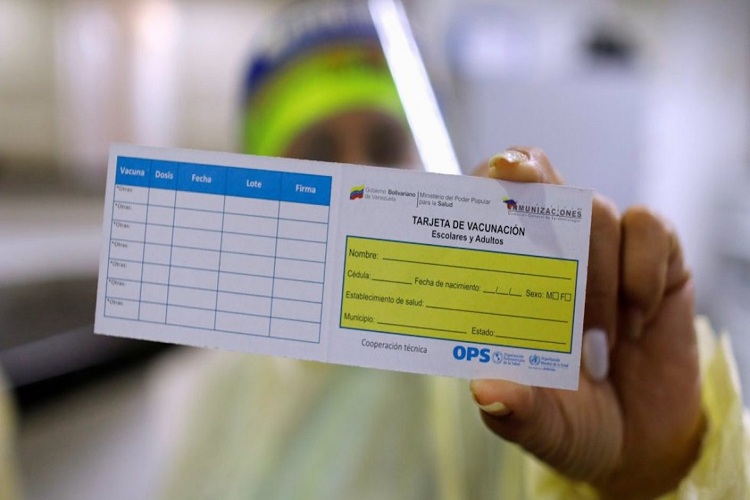 Imponen porte obligatorio del carnet de vacunación en Sucre