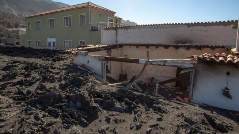 Residentes de isla española La Palma vuelven a sus casas a luchar con un mar de cenizas