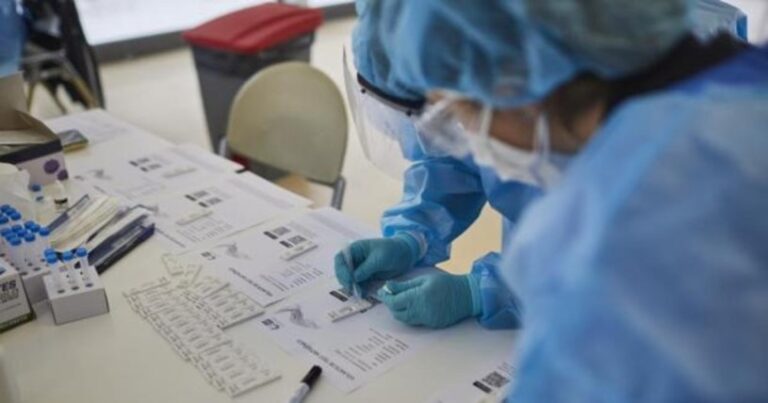 Confirman en Cataluña los primeros casos de «flurona», la infección conjunta de coronavirus y gripe