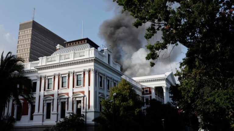 Controlan el incendio que arrasó una parte del parlamento de Sudáfrica