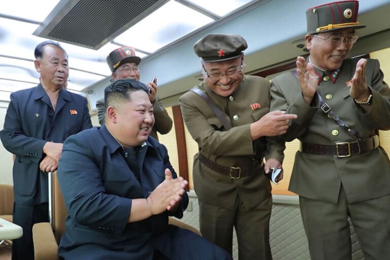 Corea del Norte anuncia una prueba de misil hipersónico supervisada por Kim Jong Un