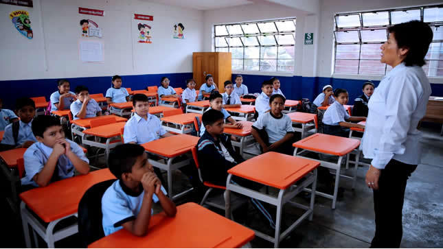600.000 adolescentes no vacunados en Perú impedirían reinicio de clases escolares