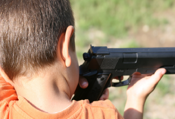 Niño mata a su hermana con una pistola que creía de juguete