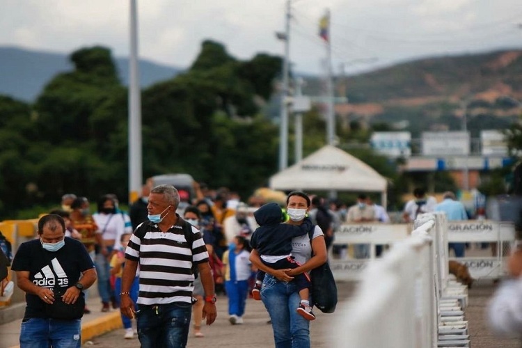 Venezolanos son devueltos por no tener carnet fronterizo para ingresar a Colombia