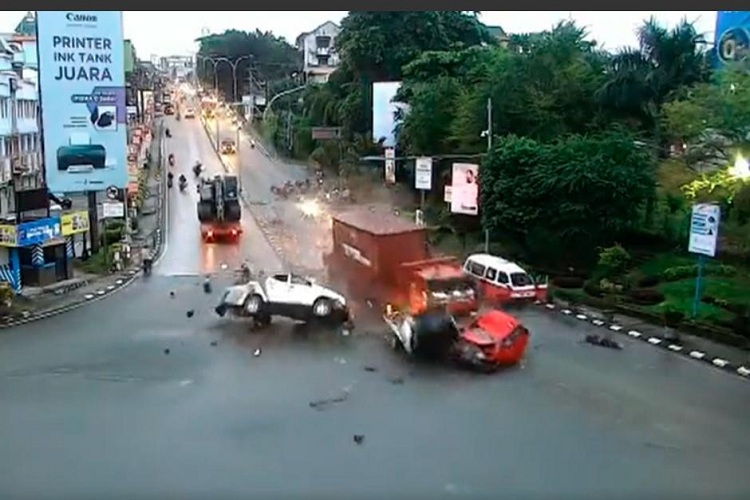 Camión embiste carros y motos en Indonesia: Cuatro personas murieron y otras 22 resultaron heridas (+Video)