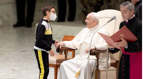 Madre asegura que el Papa hizo un milagro en su hijo