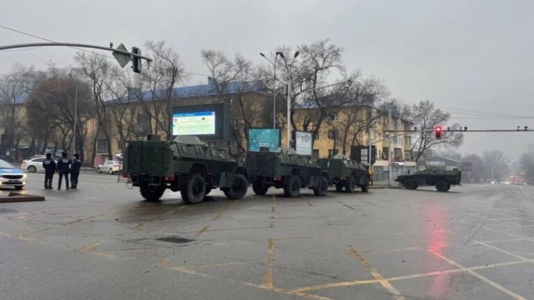 Rusia y aliados despliegan tropas para sofocar disturbios en Kazajistán