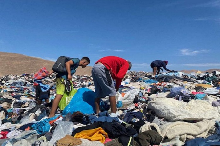 Chile: Migrantes venezolanos recogen prendas en el «basural de ropa» del desierto de Atacama