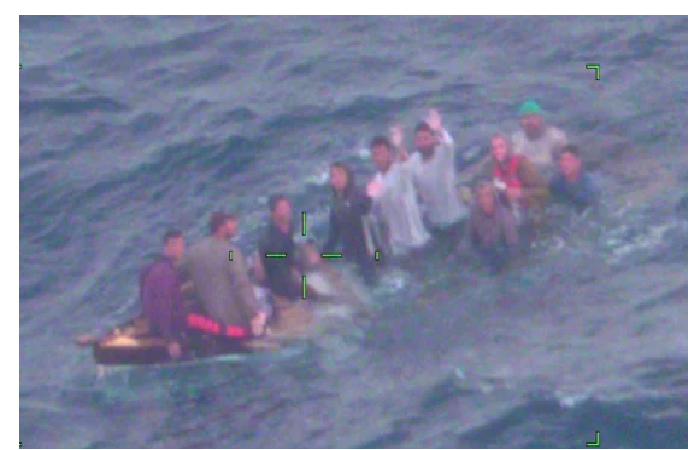 Rescatan a 10 migrantes cubanos que naufragaron en una balsa a las costas de Florida