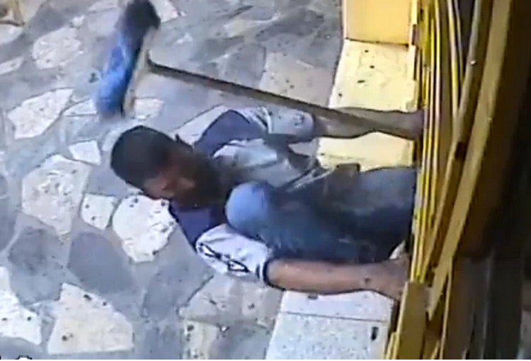 Empleadas de una panadería echaron a un ladrón a escobazos (+video)