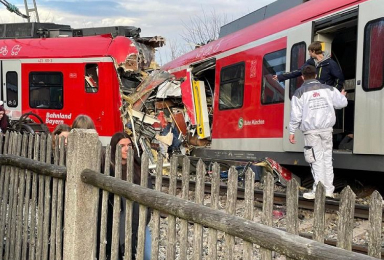 Al menos un muerto y una docena de heridos al chocar dos trenes en Alemania
