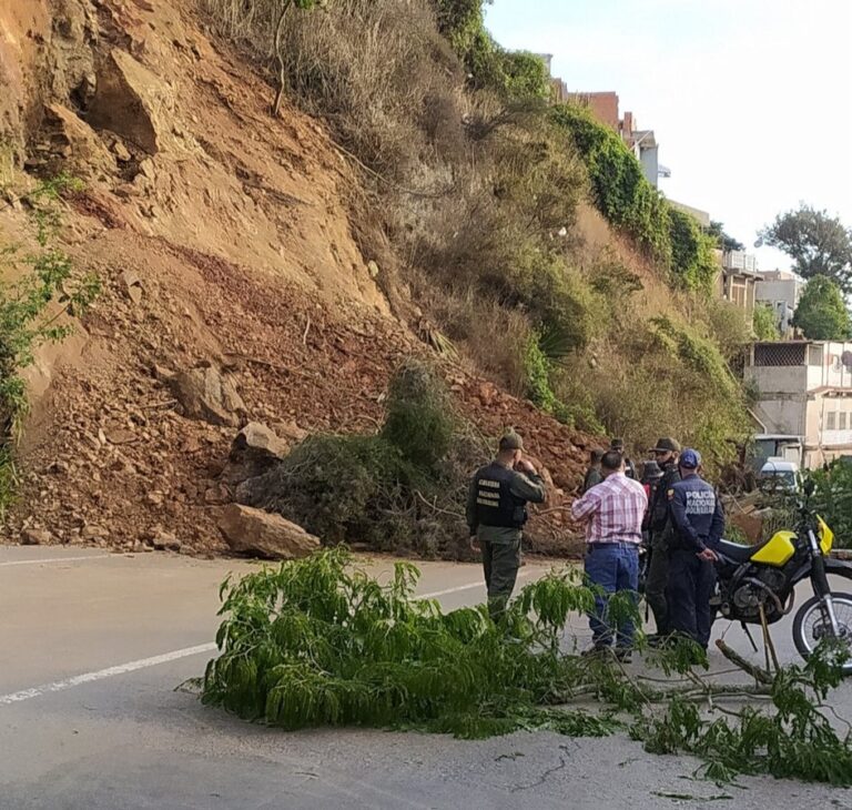 Reportan derrumbe en el Kilómetro 6 de la carretera El Junquito por derrumbe