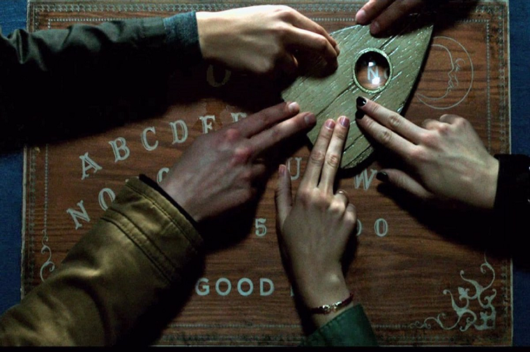 Menores fueron detenidos por jugar a la ouija en un panteón de México