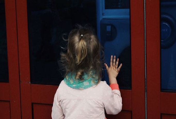 Empleados de guardería dejaron encerrada y a oscuras a una niña de 2 años