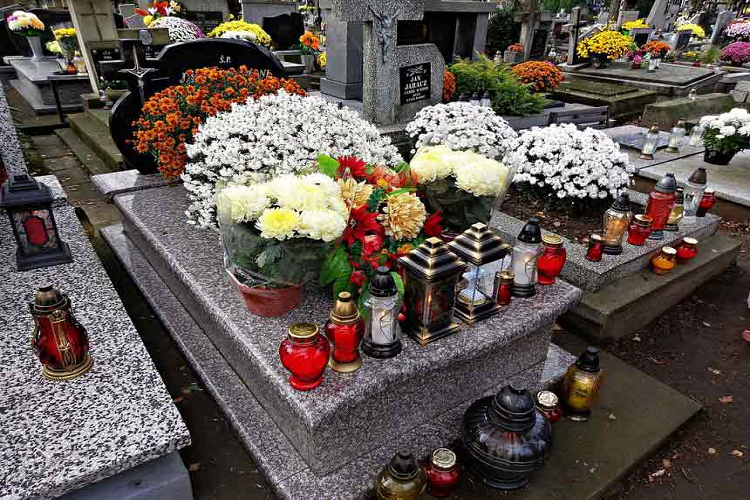 Robaron arreglo floral de una tumba para regalarlo el 14 de febrero
