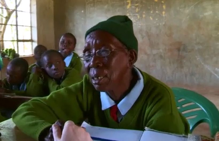 Abuelita de 99 años volvió a la escuela para dar ejemplo a sus bisnietos