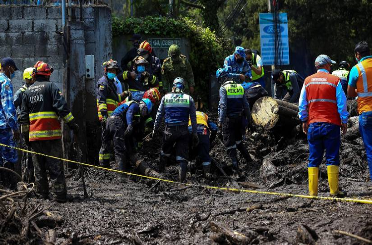 Viva de milagro: La venezolana embarazada  que fue arrastrada por alud en Quito