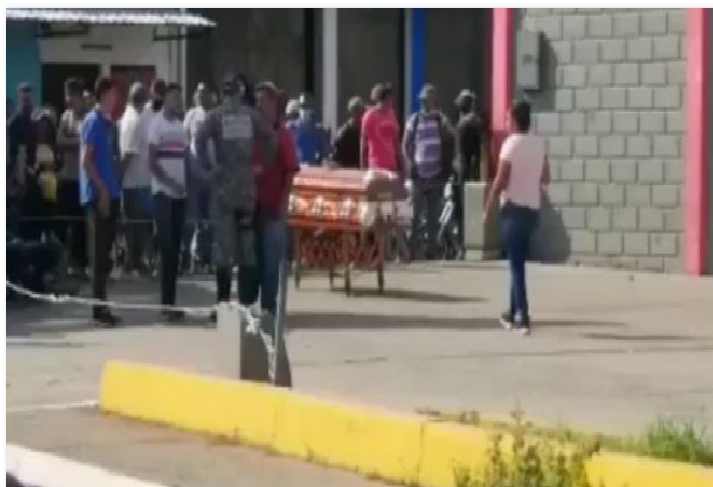 Auto fúnebre dejó un ataúd en la estación de servicios porque le negaron la gasolina