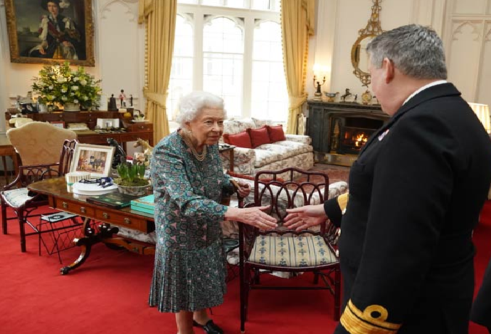 Isabel II reconoce por primera vez en público graves problemas de movilidad