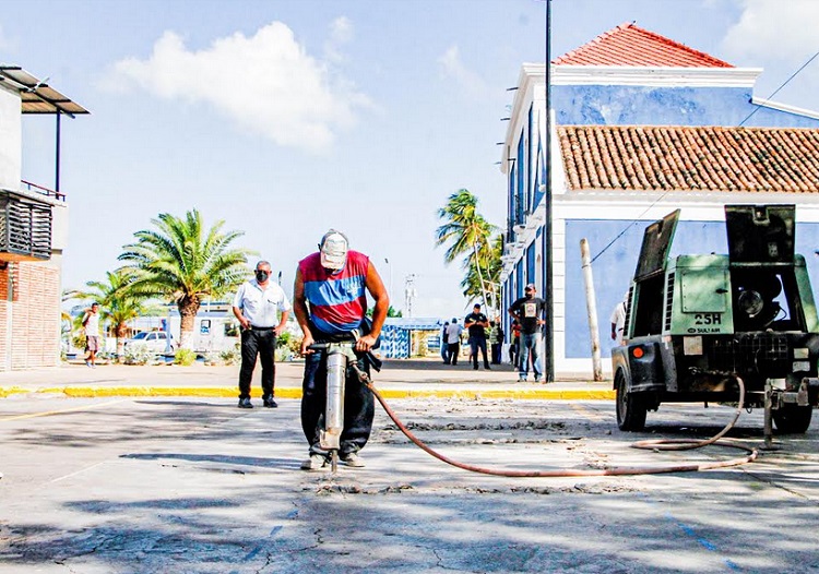 Inician los trabajos en la red de aguas servidas en el sector Antillana de La Vela