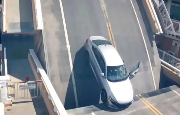 Video| Hombre quedó atrapado en puente levadizo mientras estaba en su carro