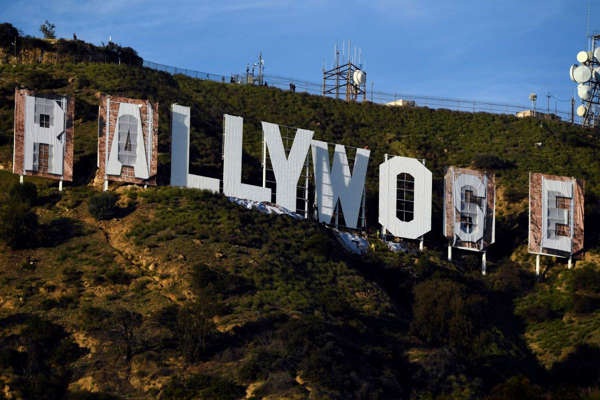Hollywood sustituye su icónico letrero  para festejar triunfo en el SuperBowl