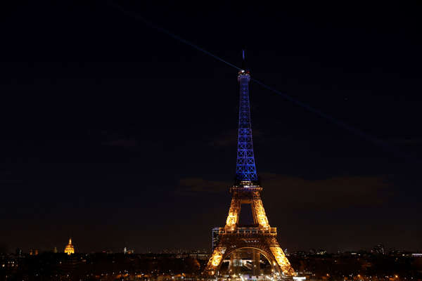 La Torre Eiffel se ilumina con los colores nacionales de Ucrania