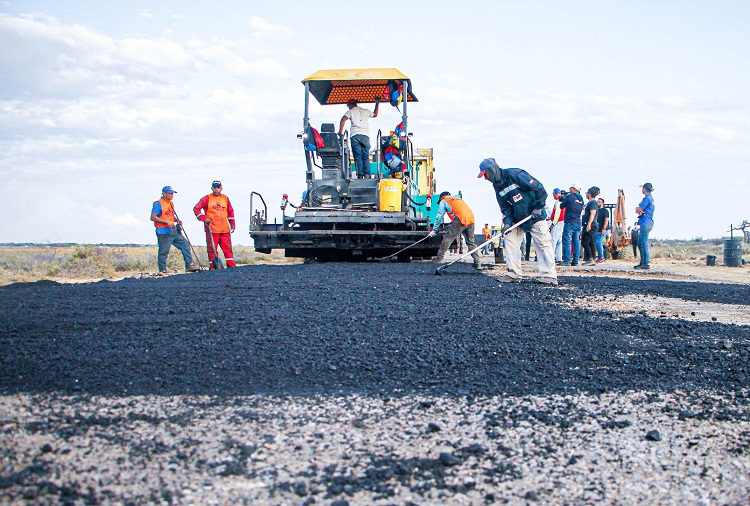 Más de 1.000 toneladas de asfalto colocadas en el tramo de Las Cumaraguas