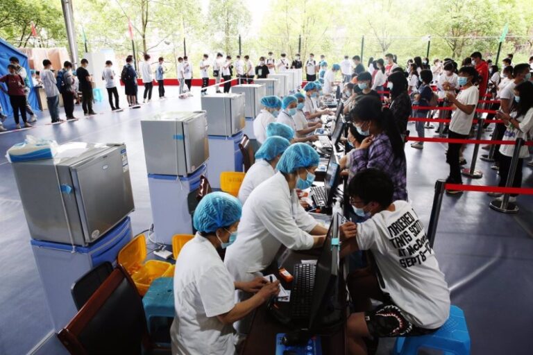 China confina ciudad de 3,5 millones tras detectar casos de COVID-19