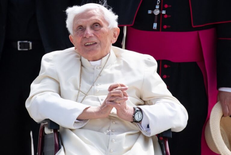 Benedicto XVI pide «perdón» a las víctimas de abusos pero niega haber encubierto a sacerdotes