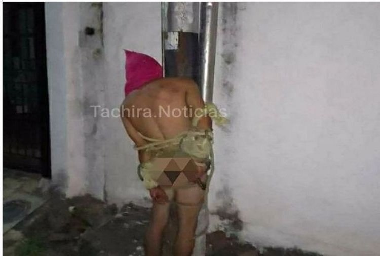¡Por ladrón!: Vecinos lo capturan, lo desnudan y lo atan a poste luz en Táchira