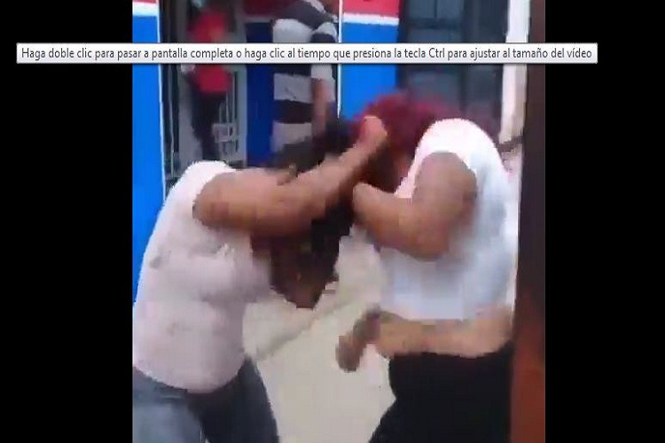 ¡Y la gente bien, gracias!: Dos mujeres se caen a golpes en plena calle en Coro (+Video)