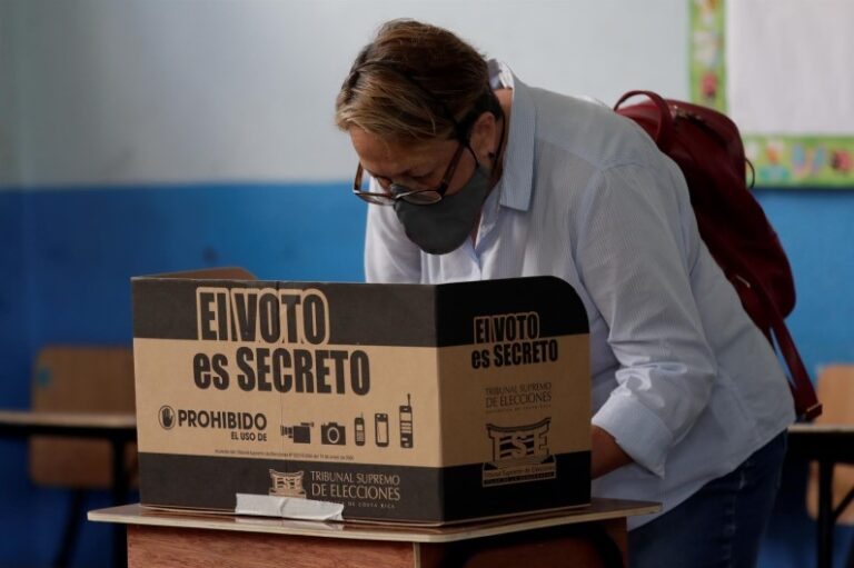 El expresidente José María Figueres lidera las elecciones en Costa Rica, pero iría a segunda vuelta contra Rodrigo Chaves