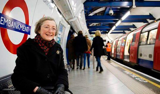 Mujer visita todos los días la estación del metro para escuchar la voz de su fallecido esposo
