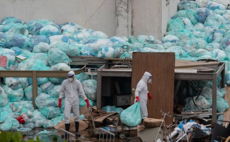 Millones de toneladas de desechos generados por la pandemia son una amenaza, según la OMS