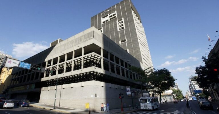 Gobierno reduce el encaje bancario a 73% «para expandir la base crediticia»