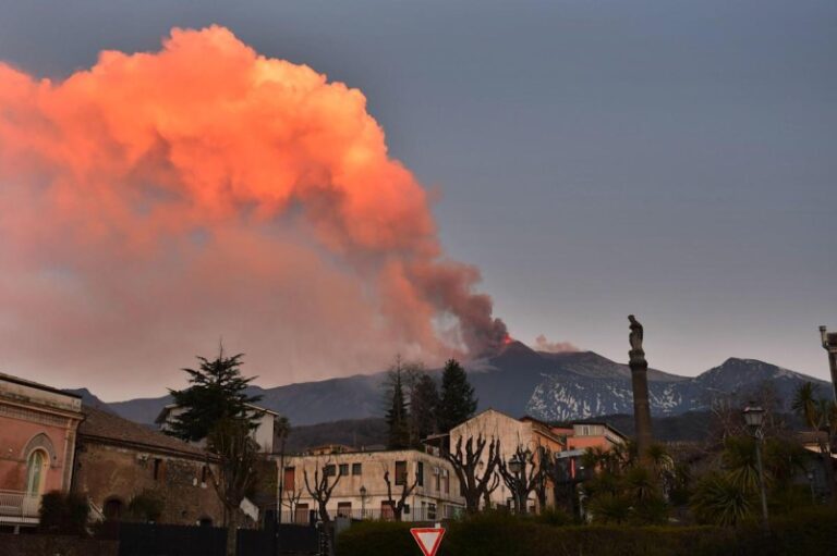 Cierran el aeropuerto de Catania por las cenizas del volcán Etna