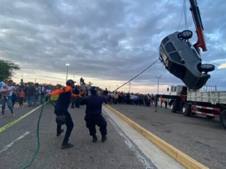 Un vehículo con dos ocupantes cayó al agua en la Vereda del Lago