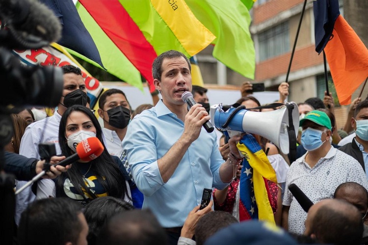Guaidó tras la «guerra de sillas» entre chavistas y opositores  en Zulia: No podrán callar la voz de la mayoría