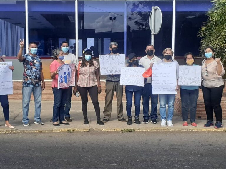 Pensionados y jubilados en Punto Fijo protestaron por mejores salarios