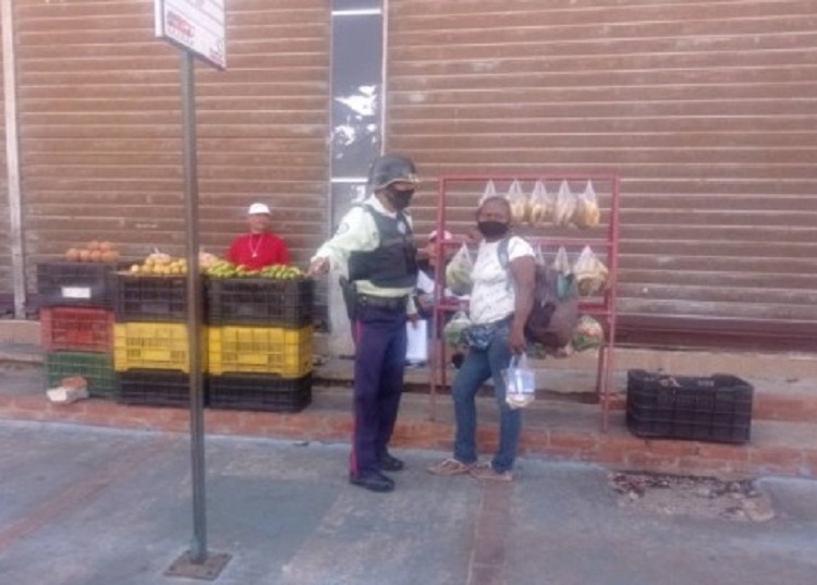 Policarirubana desaloja a vendedores informales del casco central de Punto Fijo