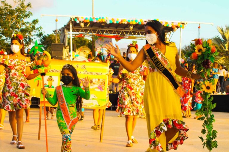 350 niños participaron en el desfile de carnaval en La Vela