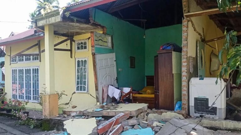 Al menos dos muertos tras terremoto de 6,2 en Indonesia