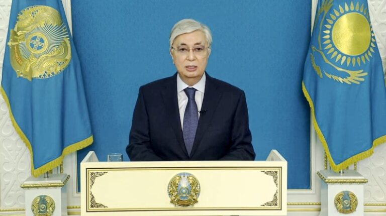 El presidente de Kazajistán reduce los poderes de su antecesor Nazarbaiev